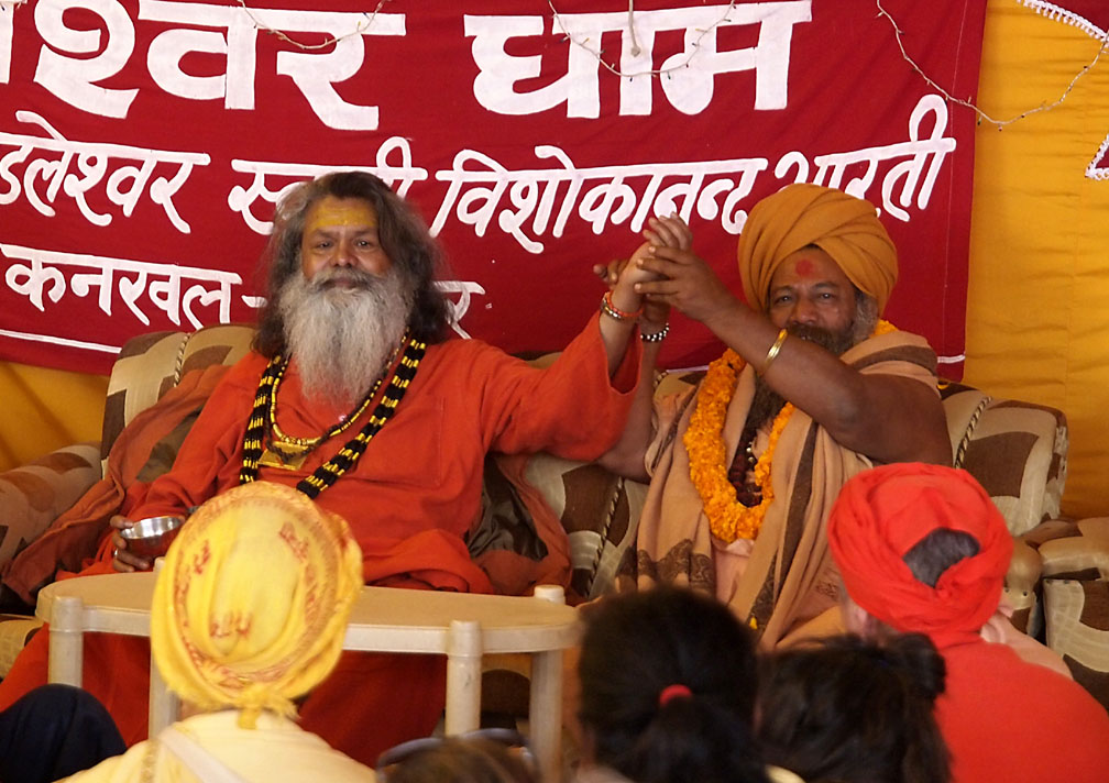 IMG 2 Swamiji and Acharaya Mahamandelshwar Sri Swami Vishokanandji