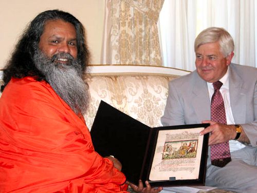 Exchanging gifts: Swamiji received a reproduction of the oldest picture about the enthronment of the dukes of Carinthia (from 1480)