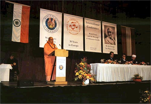 Mahamandaleshwar Swami Niranjanananda at the speaker\'s podium