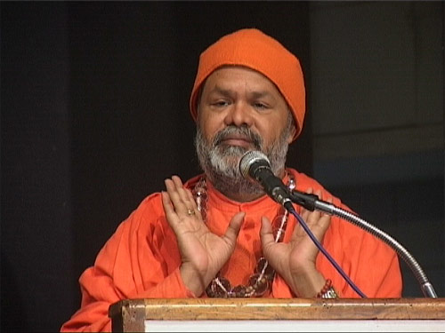 Mahamandaleshwar Paramhans Swami Maheshwarananda speaks at the opening ceremony