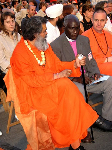 Swamiji with Bishop McLeod Baker Ochola from Uganda, who received the \'Paul Carus Award\' for Outstanding Contributions to the Interreligious Movement