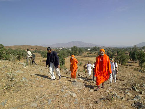 Visiting the parcel of land in Gujarat (near Ambaji temple), offered by Gujarat\'s Chief Minister Narendra Modi for a new ashram  (photo: Swami Chidanand)