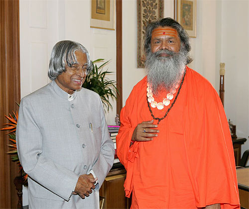 His Holiness Vishwaguru Mahamandaleshwar Paramhans Swami Maheshwarananda with the President of India, His Excellency Dr. APJ Abdul Kalam