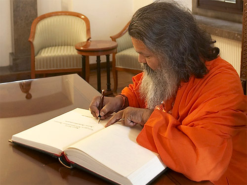 His Holiness Vishvaguru Mahamandaleshwar Paramhans Swami Maheshwarananda signed Ljubljana's Golden Book of prominent visitors