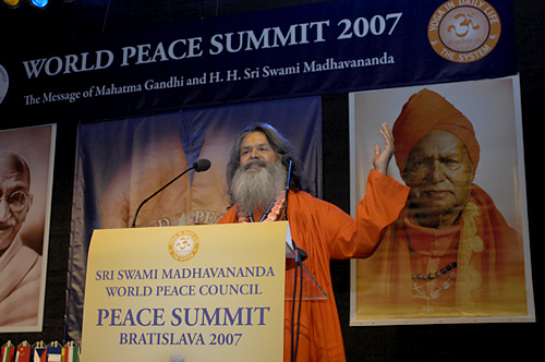 His Holiness Vishwaguru Paramhans Swami Maheshwaranandaji addresses the World Peace Summit 2007