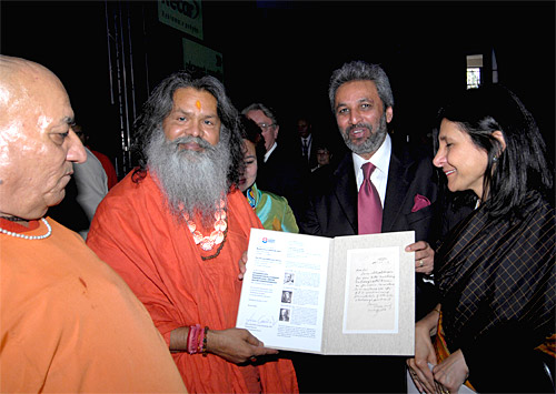 A copy of a hand-written letter of Mahatma Gandhi, the only such document in the Slovak National Library’s possession, was presented to his Holiness Swamiji